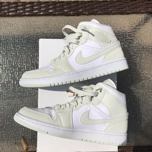 Jordan 1 Spruce Aura Mid Wmns